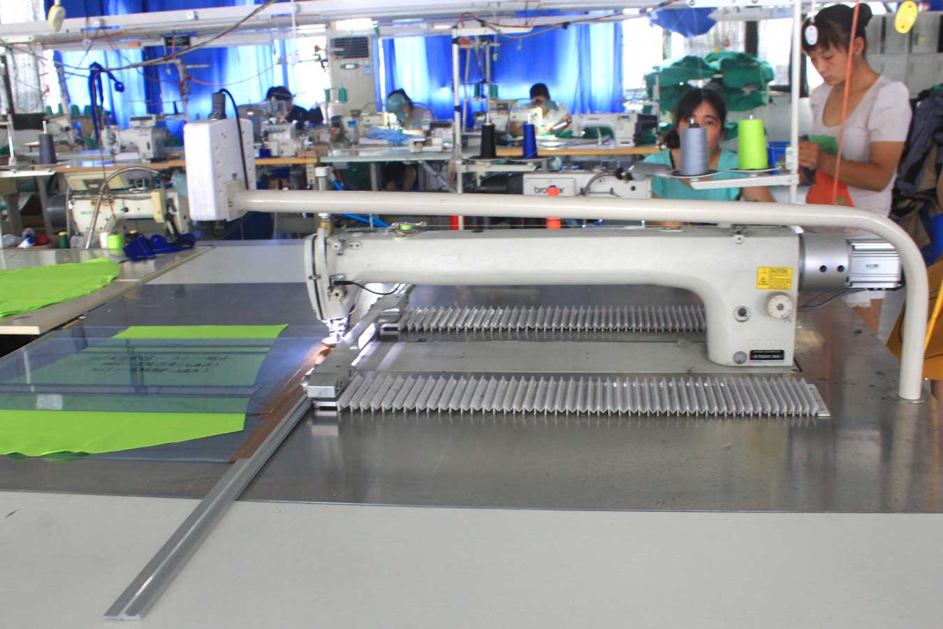 Автоматизированная швейная машина для шитья по шаблону.
